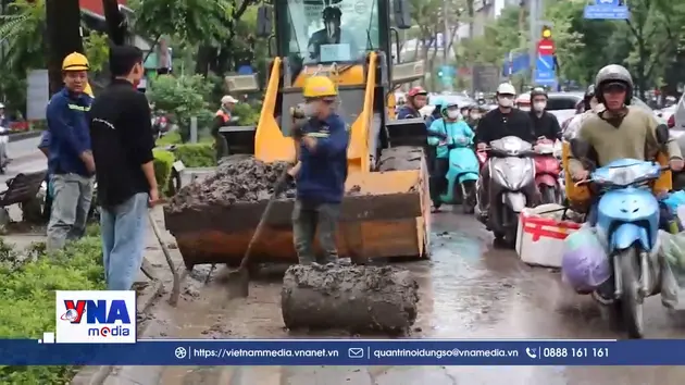 Hà Nội: Phạt 34,5 triệu, cắt bỏ thành thùng xe tải làm rơi vãi bùn đất