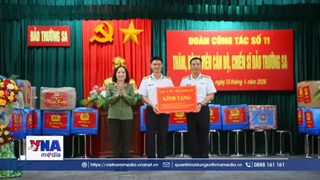 Trao quà cho cán bộ, chiến sĩ làm nhiệm vụ tại Đặc khu Trường Sa
