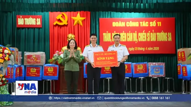 Trao quà cho cán bộ, chiến sĩ làm nhiệm vụ tại Đặc khu Trường Sa