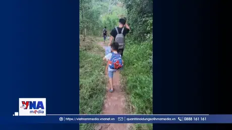 Lũ dâng cao, học sinh xã An Lạc (Bắc Ninh) phải đi đường rừng về nhà
