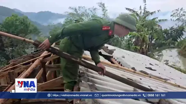 Công an xã Bản Máy giúp dân khắc phục hậu quả giông lốc
