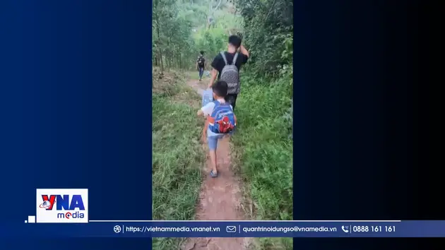 Lũ dâng cao, học sinh xã An Lạc (Bắc Ninh) phải đi đường rừng về nhà
