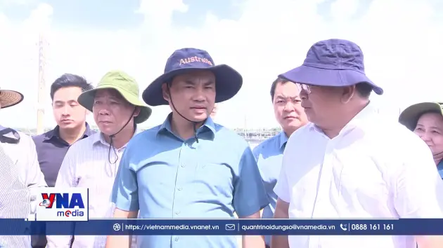Bộ trưởng Bộ NN&MT khảo sát vùng nuôi tôm công nghiệp ở Cần Thơ