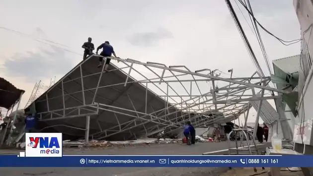 Dông lốc làm sập và tốc mái hơn 50 căn nhà ở Đồng Tháp