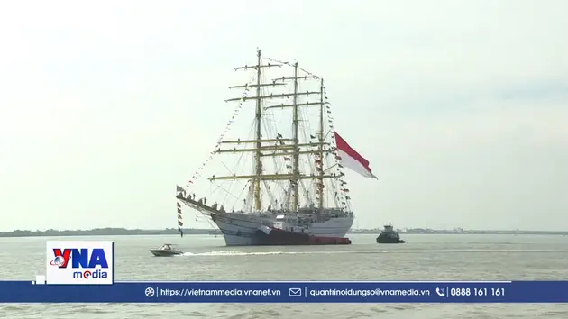 Tàu buồm hải quân Indonesia thăm TPHCM
