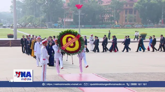 Đoàn đại biểu tham dự Đại hội XI Mặt trận Tổ quốc Việt Nam vào Lăng viếng Chủ tịch Hồ Chí Minh