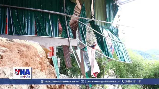 Nghệ An: Di dời khẩn cấp 12 hộ dân ra khỏi vùng nguy hiểm