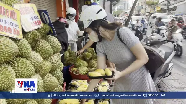 Sầu riêng vào mùa rẻ chưa từng có tại TP. HCM