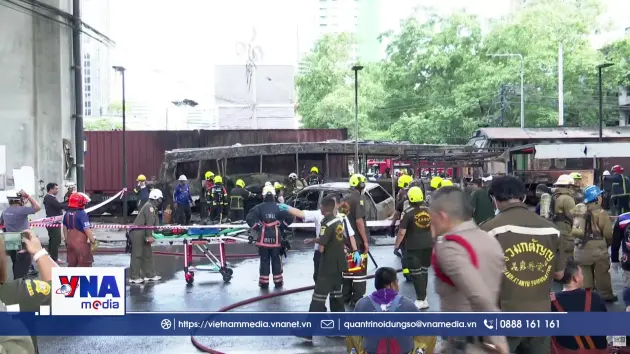 Tai nạn kinh hoàng giữa tàu hỏa và xe buýt ở trung tâm Bangkok