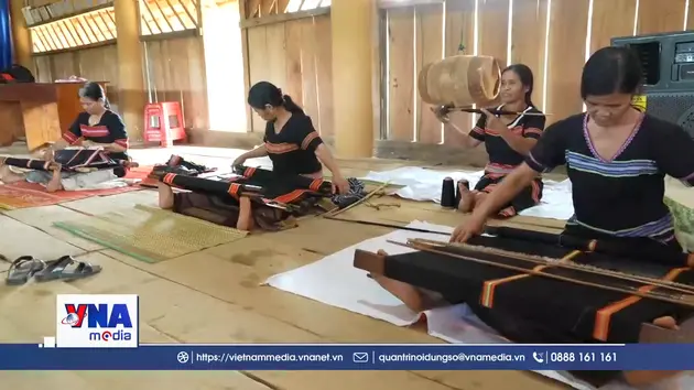 Trăn trở với nghề dệt truyền thống của người Giẻ - Triêng