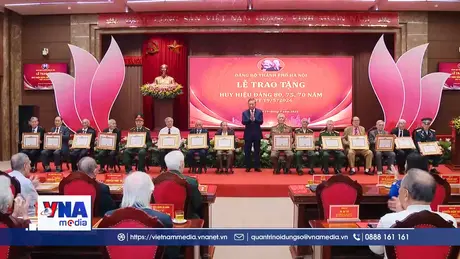 Lễ trao tặng Huy hiệu Đảng tại Đảng bộ thành phố Hà Nội