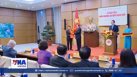 Trao tặng Huân chương Lao động hạng Nhất cho Phó Chủ tịch Quốc hội