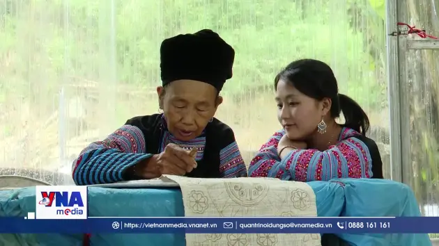 P﻿hụ nữ Mông giữ hồn thổ cẩm truyền thống