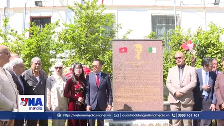 Dâng hoa tưởng nhớ Bác tại đại lộ mang tên Người ở Algeria