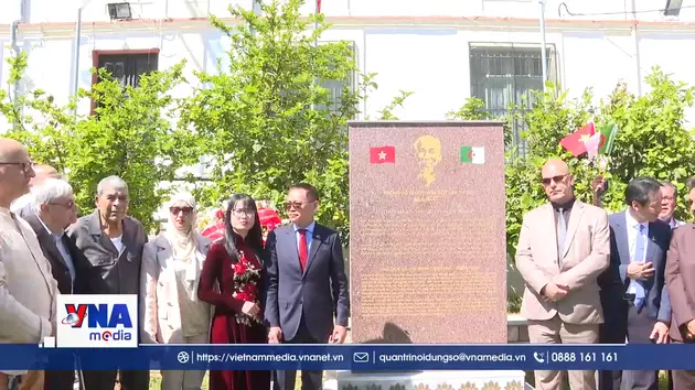 Dâng hoa tưởng nhớ Bác tại đại lộ mang tên Người ở Algeria