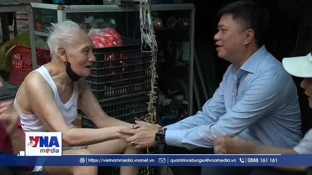 Kịp thời cứu 2 cụ ông mắc kẹt trong vụ cháy nhà tập thể