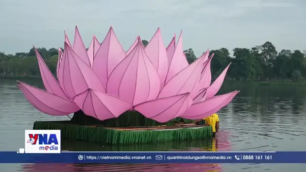 Hạ thủy 7 hoa sen trên sông Hương, mừng Đại Lễ Phật đản