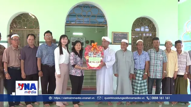 Thăm, chúc mừng Tết Roya Haji của đồng bào Chăm An Giang