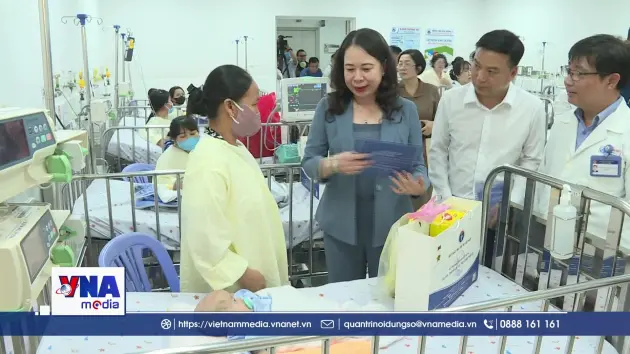Phó Chủ tịch nước Võ Thị Ánh Xuân thăm và tặng quà cho bệnh nhi