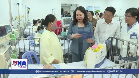 Phó Chủ tịch nước Võ Thị Ánh Xuân thăm và tặng quà cho bệnh nhi