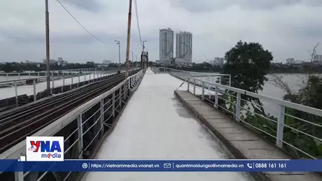 Cầu Long Biên ”trở mình” sau những ngày thay áo mới