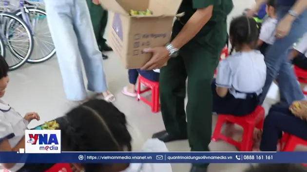 “Cùng em vui đến trường” tiếp sức học sinh khó khăn vùng biên