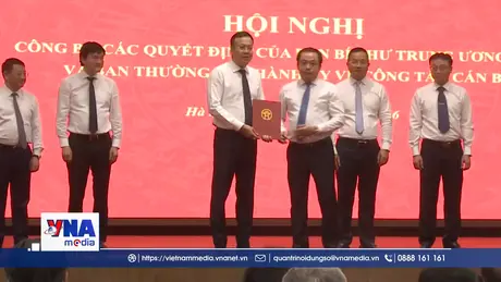 Thành ủy Hà Nội công bố và trao quyết định về công tác cán bộ