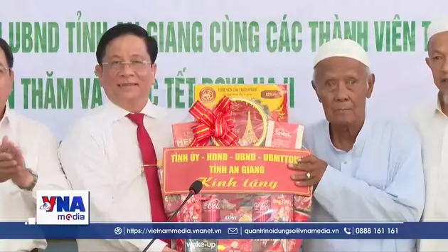 Lãnh đạo An Giang thăm, chúc Tết Roya Haji đồng bào Chăm