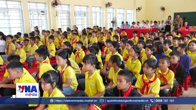 Lãnh đạo tỉnh Lạng Sơn thăm tặng quà các cháu thiếu nhi