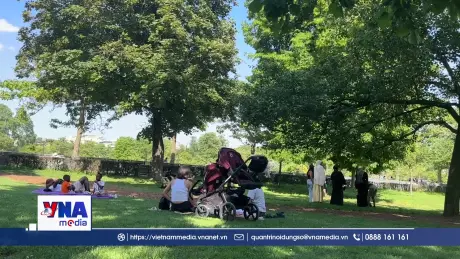 Paris bước vào cao điểm du lịch Hè