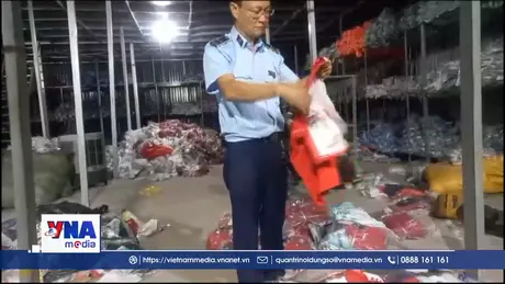 Tạm giữ gần 4.000 bộ quần áo nghi giả nhãn hiệu nổi tiếng tại Hà Nội
