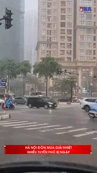 Hà Nội đón mưa giải nhiệt, nhiều tuyến phố bị ngập