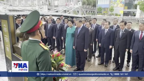 Tổng Bí thư, Chủ tịch nước Tô Lâm dâng hoa tưởng niệm Chủ tịch Hồ Chí Minh tại Singapore