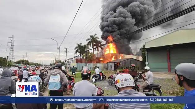 Cháy kho phế liệu ven quốc lộ 1