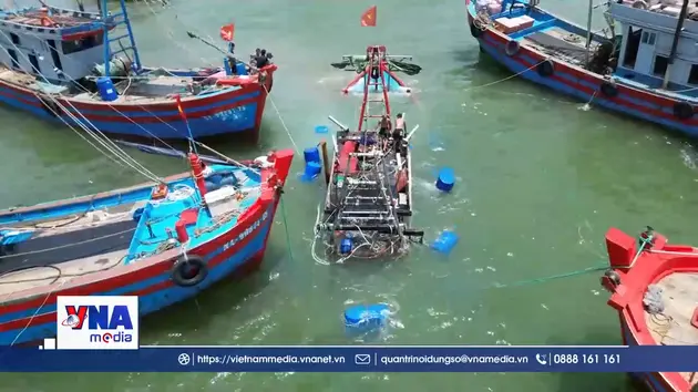 Chìm tàu cá công suất lớn gần cửa biển Lạch Vạn