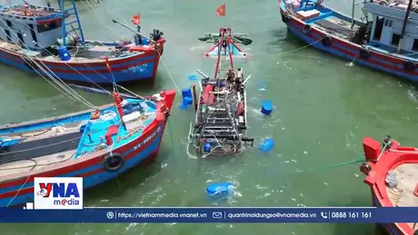 Chìm tàu cá công suất lớn gần cửa biển Lạch Vạn