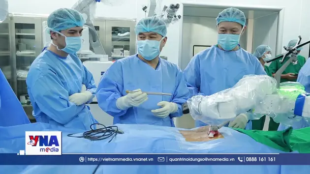 Robot hỗ trợ mổ cột sống chính xác từng milimet