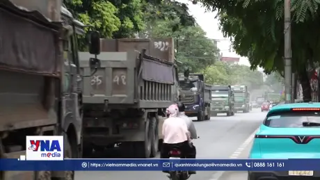 Vật liệu rơi vãi, bụi phủ kính đường dân sinh ở Hà Nội