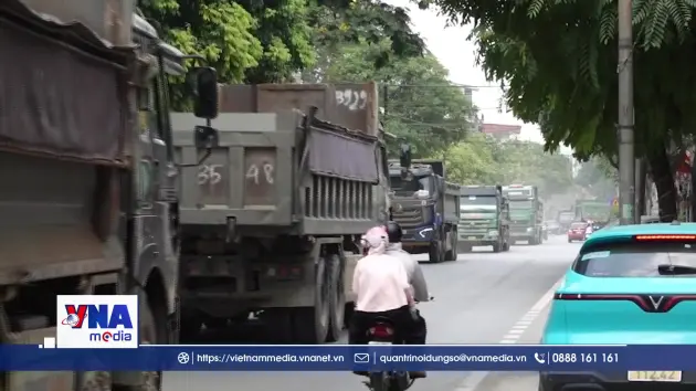 Vật liệu rơi vãi, bụi phủ kính đường dân sinh ở Hà Nội