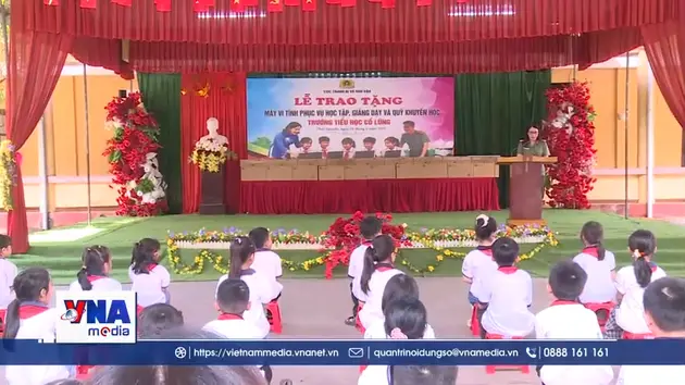 Lễ trao tặng quà cho nhân dân xã Vô Tranh