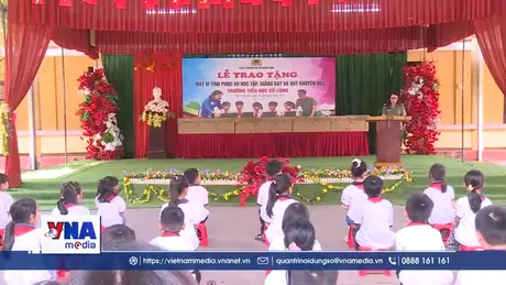 Lễ trao tặng quà cho nhân dân xã Vô Tranh