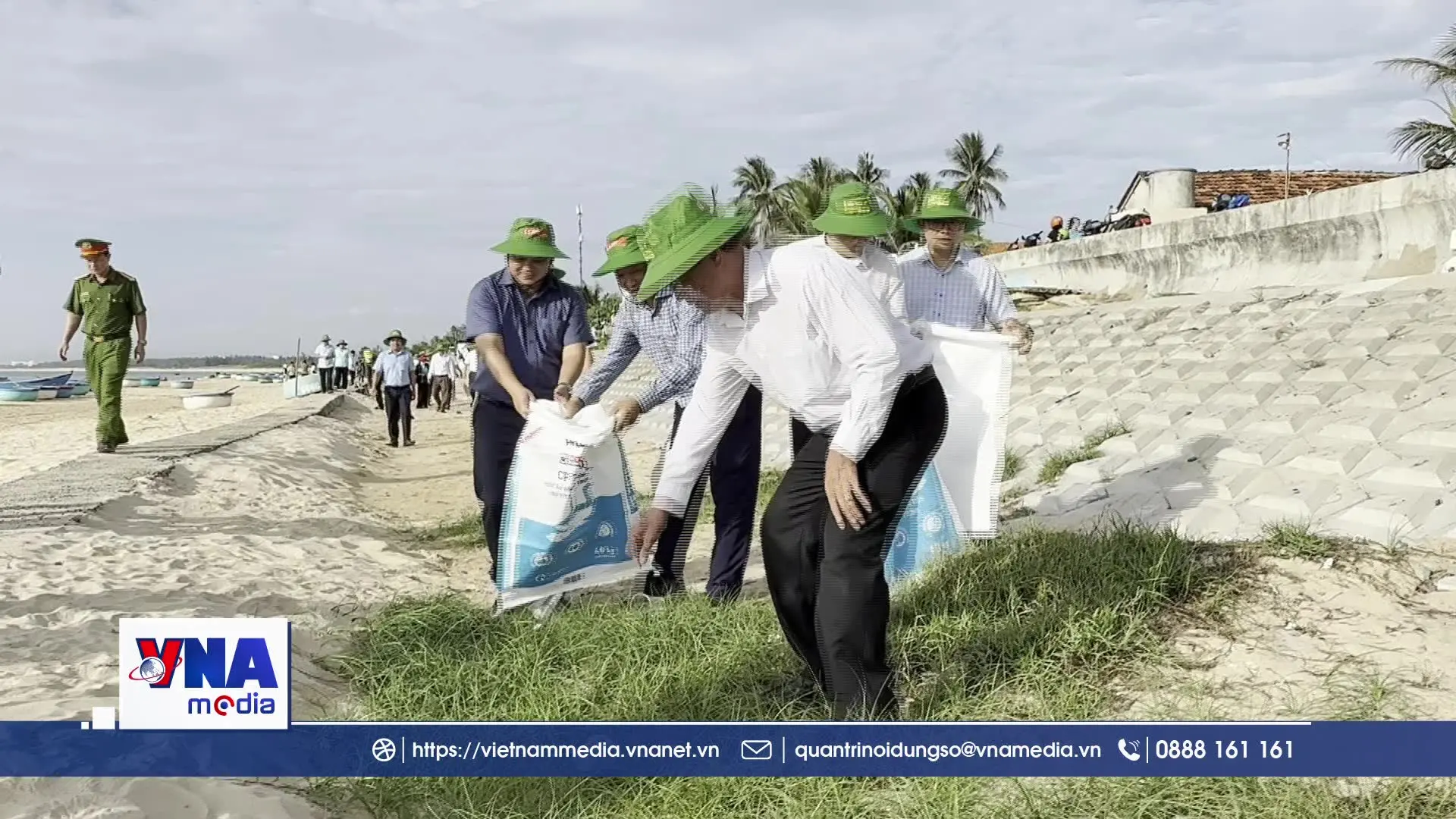 Đắk Lắk: Ra quân làm sạch bãi biển, nâng cao nhận thức bảo vệ môi trường