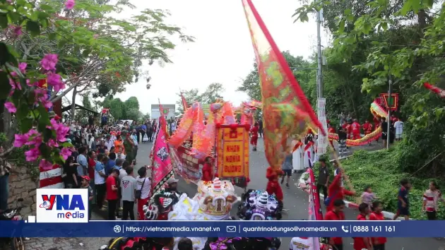 “Biển người” chen chân cùng rước tượng Bà Chúa Xứ Núi Sam ở An Giang