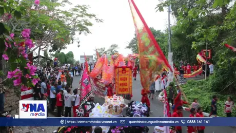 “Biển người” chen chân cùng rước tượng Bà Chúa Xứ Núi Sam ở An Giang