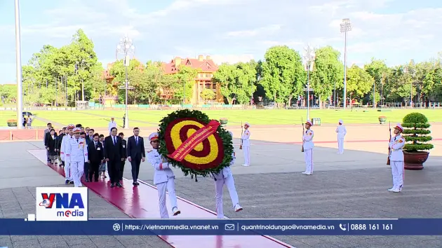 Thủ tướng Lào vào Lăng viếng Chủ tịch Hồ Chí Minh