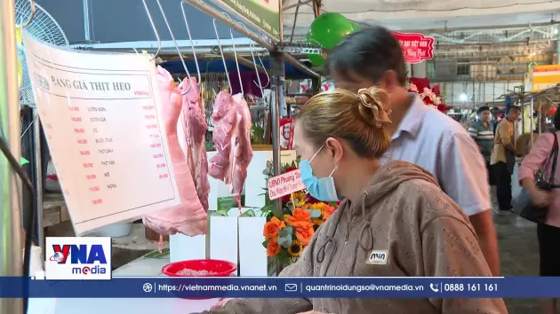 Thịt lợn “Tick xanh trách nhiệm” lần đầu tiên vào chợ truyền thống