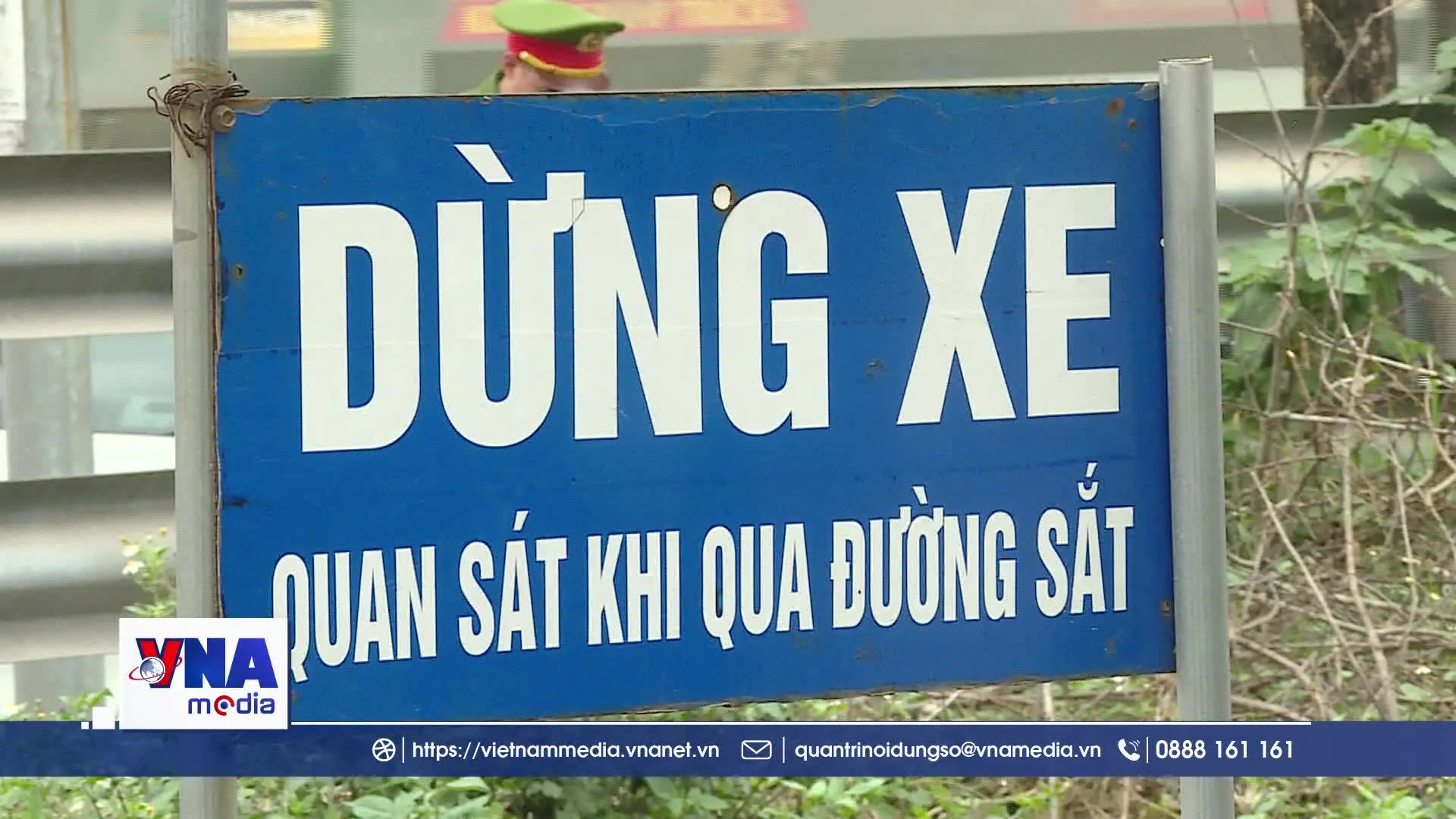 Bất chấp barie đường sắt – đánh cược an toàn bằng cả tính mạng