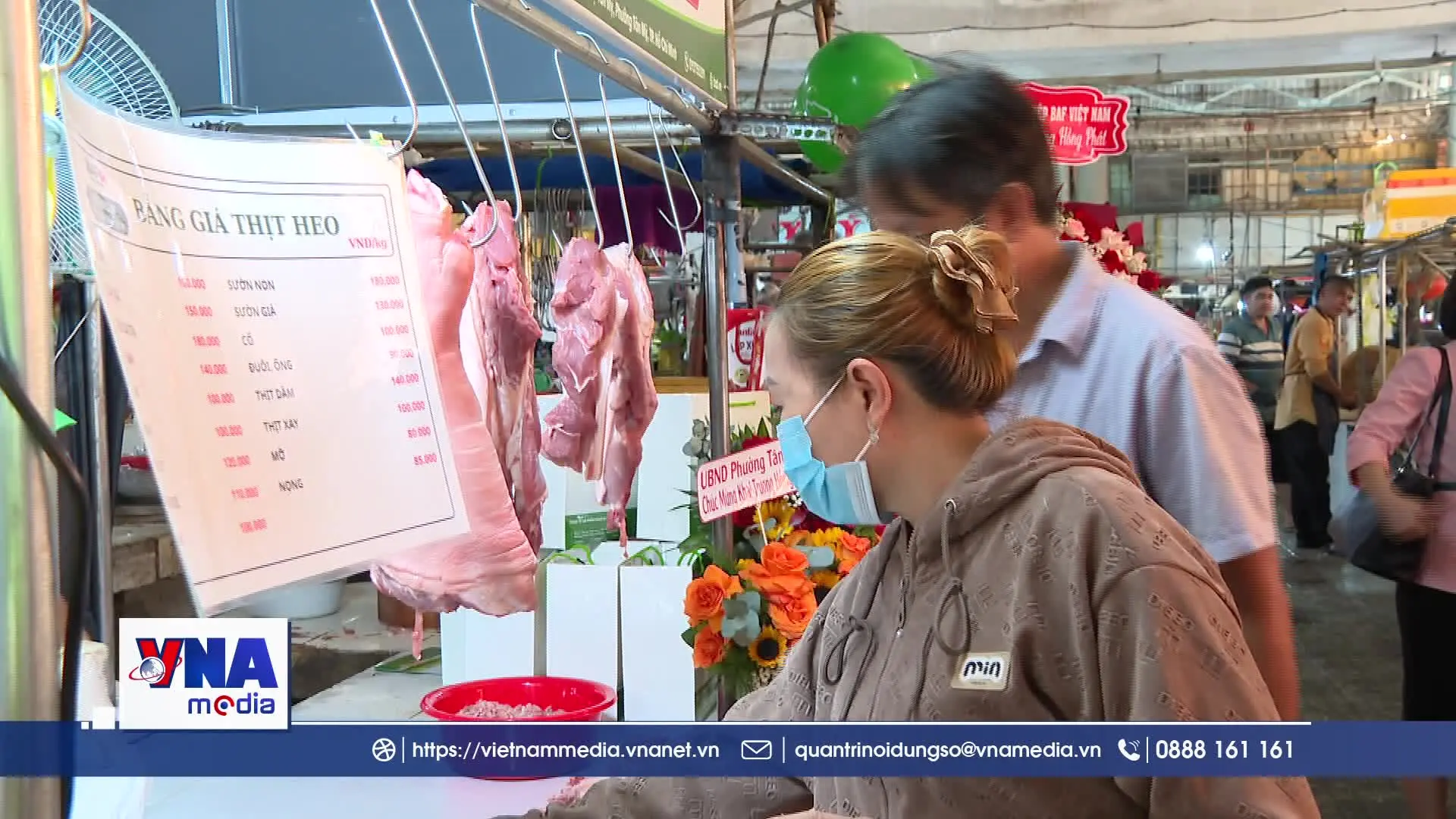 Thịt lợn “Tick xanh trách nhiệm” lần đầu tiên vào chợ truyền thống