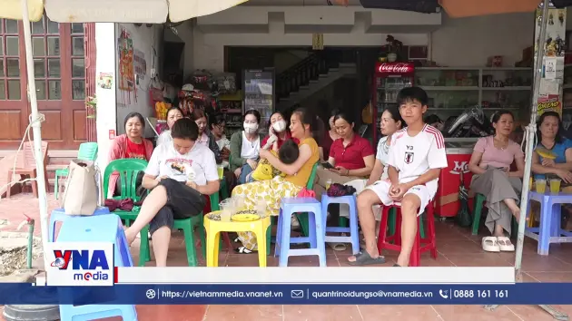 Các bậc phụ huynh tiếp sức cho thí sinh tại cổng trường thi