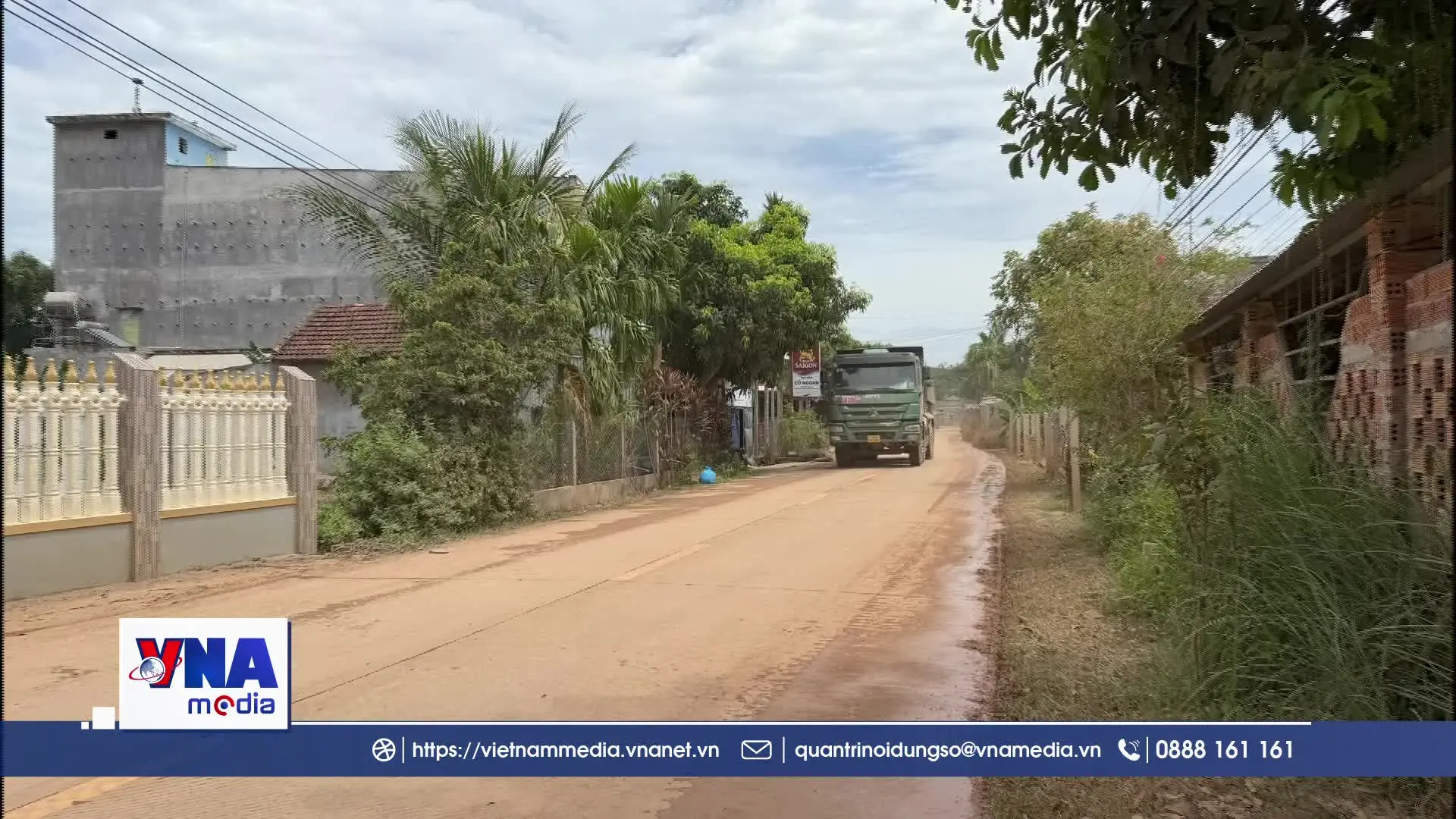 Bụi đất “bủa vây” khu dân cư gần mỏ khai thác ở Quảng Ngãi